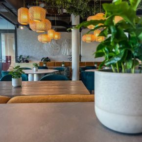 Hotel Villa-Fitz v RokycanechDo prostor restaurace byly vytvořeny tři originální plastiky, kde sklo měním ve vodu...SKLO V ČIRÉ ČISTÉ  PODOBĚ, tvořeno pouze strukturou a vysokým reliéfem.   